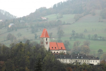 Blick auf Kirchberg - die Kirche liegt im Tal auf einem kleinen Berg