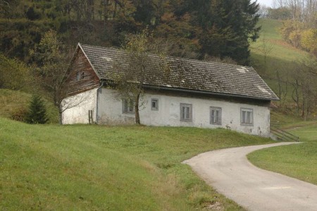 Ein altes Haus am Weg zur Ober-Ramsau hinauf