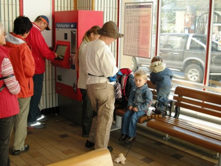 Beim Fahrkartenautomaten mußten wir sogar die Spracheinstellung vornehmen (dafür gibt´s bestimmt einen WIFI-Kurs)