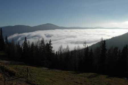 Zwischen den Bergen hing der Nebel