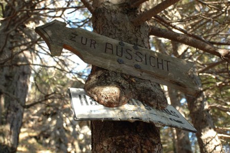 Das Schild zur Habsburgerhütte ist etwas eingewachsen