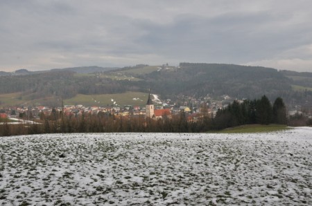 Die Hainfelder Kirche, dahinter der Vollberg