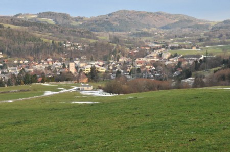 Das letzte Wegstück die Wiese hinunter zur Hainfelder Kirche