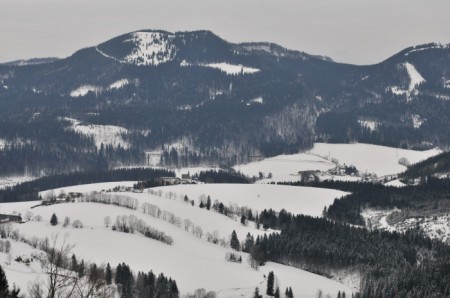 Blick vom Josefsberg nach Joachimsberg, dahinter der Hochstadelberg