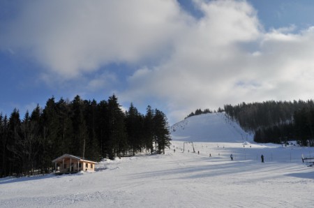 Tellerlift am Josefsberg, dahinter die beiden Schlepplifte mit dem mittleren Steilhang