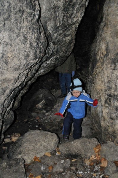 Erkundung der ersten Höhle (etwas verdreckt)