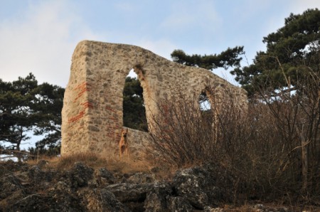 Künstliche Ruinen-Deko am Weg