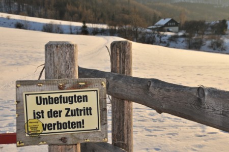 Welches "Objekt" ist hier gesichert ??? - Tor oder Häusl im Hintergrund ?