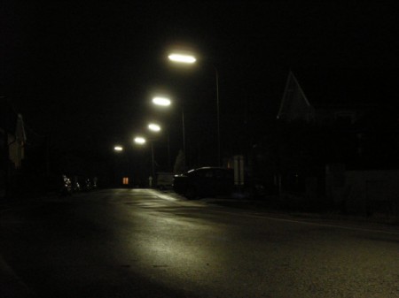 Die Mysteria Lane in Maria Lanzendorf. Beim Fenster am Ende der Laternen noch ein Stückchen weiter, da wohnen wir