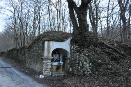 Wieder bei der Kapelle, die Kerzen flackerten in der Dämerung