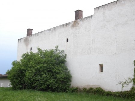 Eine Hausmauer in Lanzendorf
