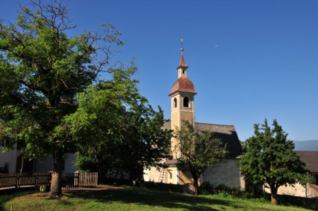 Nochmals die Kirche, rechts unterhalb der Stall vom Sedlhof, die Kirschen haben wir gekostet