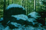 Granitblöcke im ersten Schnee