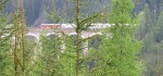 Das Adlitzgraben-Viadukt (die vordere Lok des Zuges)