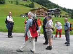 Die Gruppe lauscht Josey's Erläuterungen