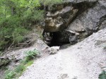 Eine der Durchgangshöhlen am Lassingfall-Steig