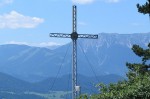 Das Kreuz an der großen Kanzel mit Hohem Hengst (li) und Schneeberg (re)