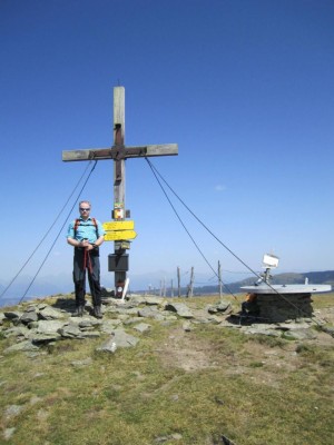 Mein Mann vorm Kreuz auf der Gaipahöhe (rechts sieht man die Steinscheibe)