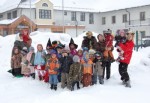 Die Kindergartenkinder ließen sich vom Schnee nicht vom Faschingsumzug abhalten